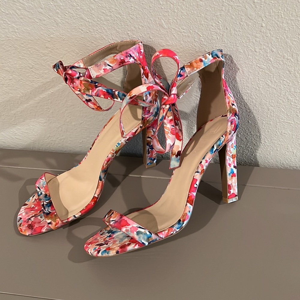 Floral Sandal with ankle tie/ribbon strap (Women Size 8)